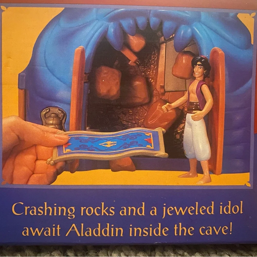 Disney's ALADDIN Cave of Wonders Deluxe Gift Set, 28 Pieces. - Picture 7 of 9